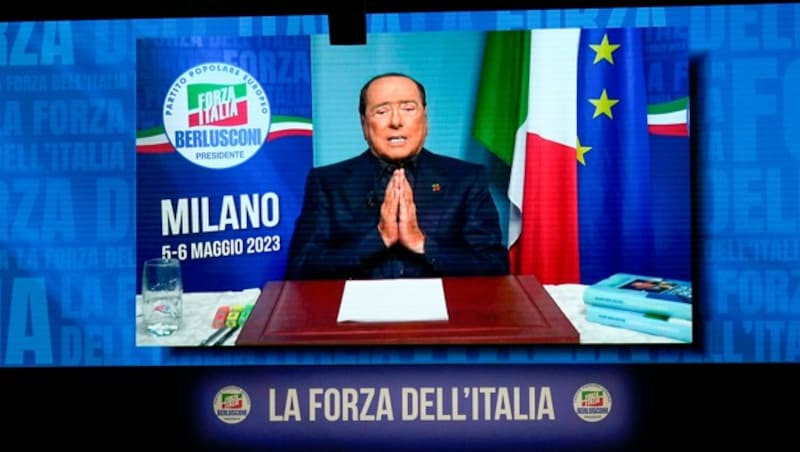 Silvio Berlusconi meldete sich am 6. Mai mit einer Videobotschaft an seine Kollegen beim Parteitag der Forza Italia. (Bild: AP)