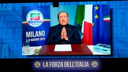 Silvio Berlusconi meldete sich am 6. Mai bei einem Parteitag der Forza Italia mittels Videobotschaft. (Bild: AP)