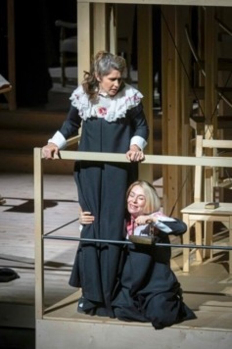 Tod auf der Guillotine: „Blanche“ Nicole Car, „Constance“ M. Nazarova (Bild: Ashley Taylor)