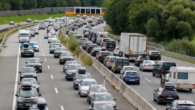 Ein Bild das sich in den Sommermonaten Woche für Woche wiederholt: Urlauber- und Ausweichverkehr auf der A10 machen es für Anrainergemeinden unerträglich. (Bild: Tschepp Markus)