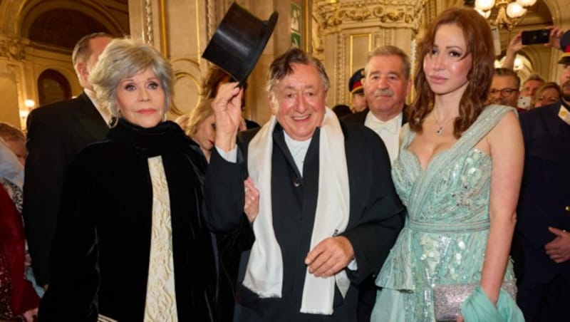 Richard Lugner mit Jane Fonda und „Täubchen“ Elisabeth beim diesjährigen Opernball (Bild: Starpix / picturedesk.com)