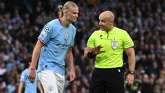 Szymon Marciniak (r.) wird die Partie zwischen ManCity und Inter pfeifen. (Bild: APA/AFP/Paul ELLIS)