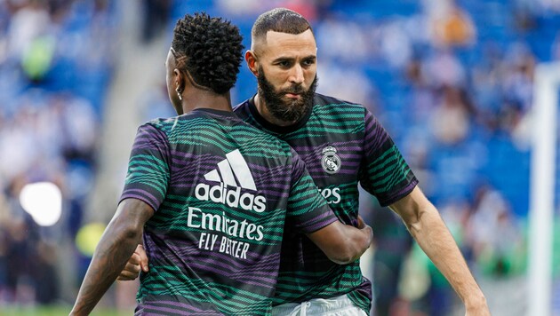 Vinicius Junior (l.) und Karim Benzema (Bild: AP Photo/Pablo Garcia)