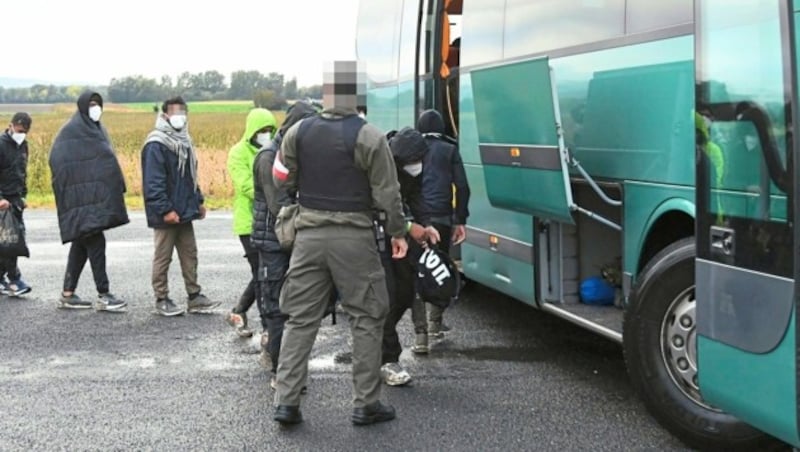 Aufgegriffene Migranten an der ungarisch-österreichischen Grenze (Bild: Patrick Huber)