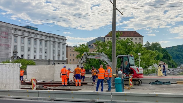 Die Arbeiten auf der Nibelungenbrücke zeigen, wie schnell in Linz der Verkehr zum Stillstand kommt, wenn’s wo eng wird. (Bild: Dostal Harald)