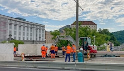 Die Arbeiten auf der Nibelungenbrücke zeigen, wie schnell in Linz der Verkehr zum Stillstand kommt, wenn’s wo eng wird. (Bild: Dostal Harald)