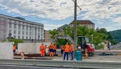 Die Arbeiten auf der Nibelungenbrücke zeigen, wie schnell in Linz der Verkehr zum Stillstand kommt, wenn’s wo eng wird. (Bild: Dostal Harald)