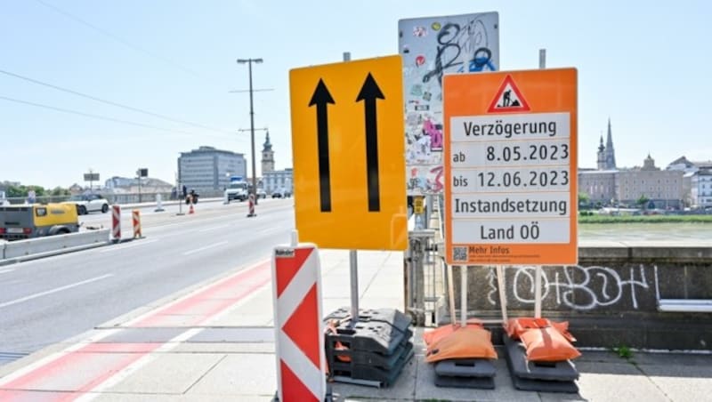 Die Baustelle auf der Nibelungenbrücke nach dem Frühverkehr - da gab’s sogar Verkehrslücken. (Bild: Dostal Harald)