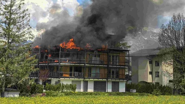 Die Flammen betrafen vor allem das oberste Stockwerk und den Dachstuhl (Bild: Zeitungsfoto.at/Team)