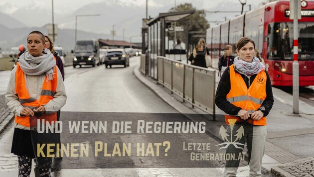 Klimaprotest bei der Kreuzung Kranebitter Allee/Fischerhäuslweg in Innsbruck. (Bild: Letzte Generation Österreich)