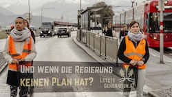 Klimaprotest bei der Kreuzung Kranebitter Allee/Fischerhäuslweg in Innsbruck. (Bild: Letzte Generation Österreich)