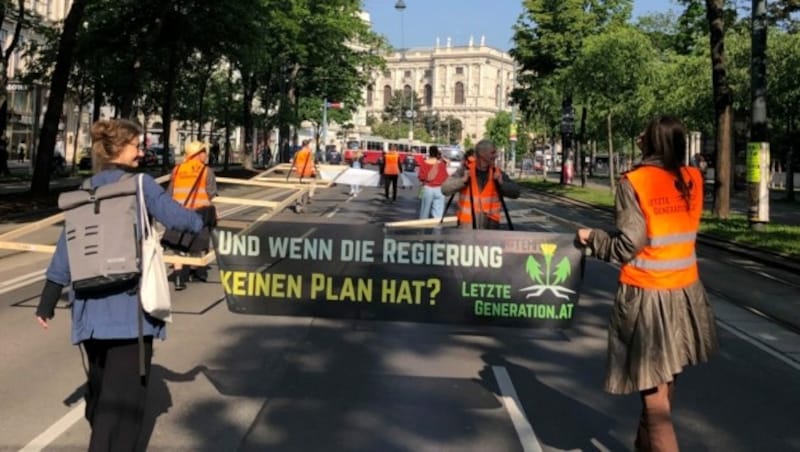 Mit Transparenten und „Gehzeugen“ aus Holz spazieren die Aktivsten am Dienstag die Ringstraße entlang. (Bild: Letzte Generation AT)