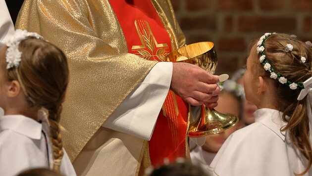 Die Karte soll verhindern, dass negativ aufgefallene Priester vom Radar verschwinden und anderswo ihren Beruf ausüben, wo ihre Vorgeschichte nicht bekannt ist. (Bild: wideonet - stock.adobe.com)