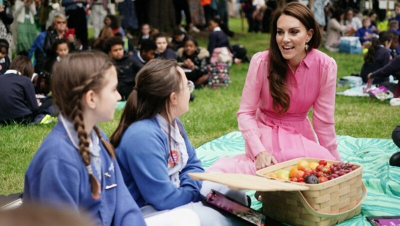 Prinzessin Kate traf sich bei der Chelsea Flower Show zum Picknick mit Schulkindern und beantwortete auch deren Fragen. (Bild: APA/AFP/POOL/Jordan Pettitt)