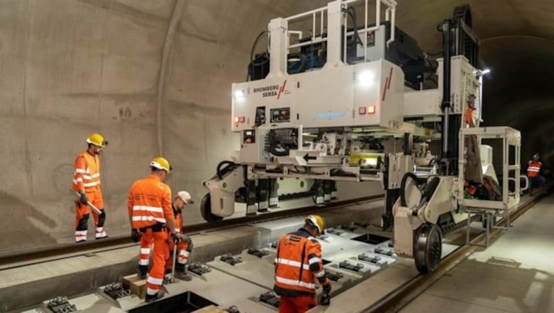 Die letzten Gleistragplatten wurden Ende Mai verlegt (Bild: Chris Zenz Fotograf Graz)