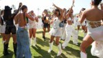 Die Lieblings-Acts, spektakuläre Shows, gute Laune und die neuesten Trends: Darum lieben wir Festivals. (Bild: APA/Getty Images via AFP/GETTY IMAGES/Gonzalo Marroquin)