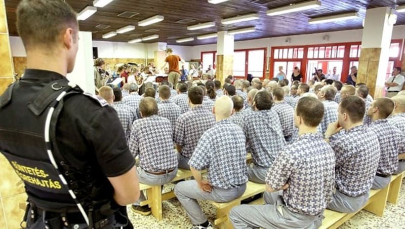 Häftlinge in einem Gefängnis in Budapest lauschen einem Konzert. (Bild: AFP)