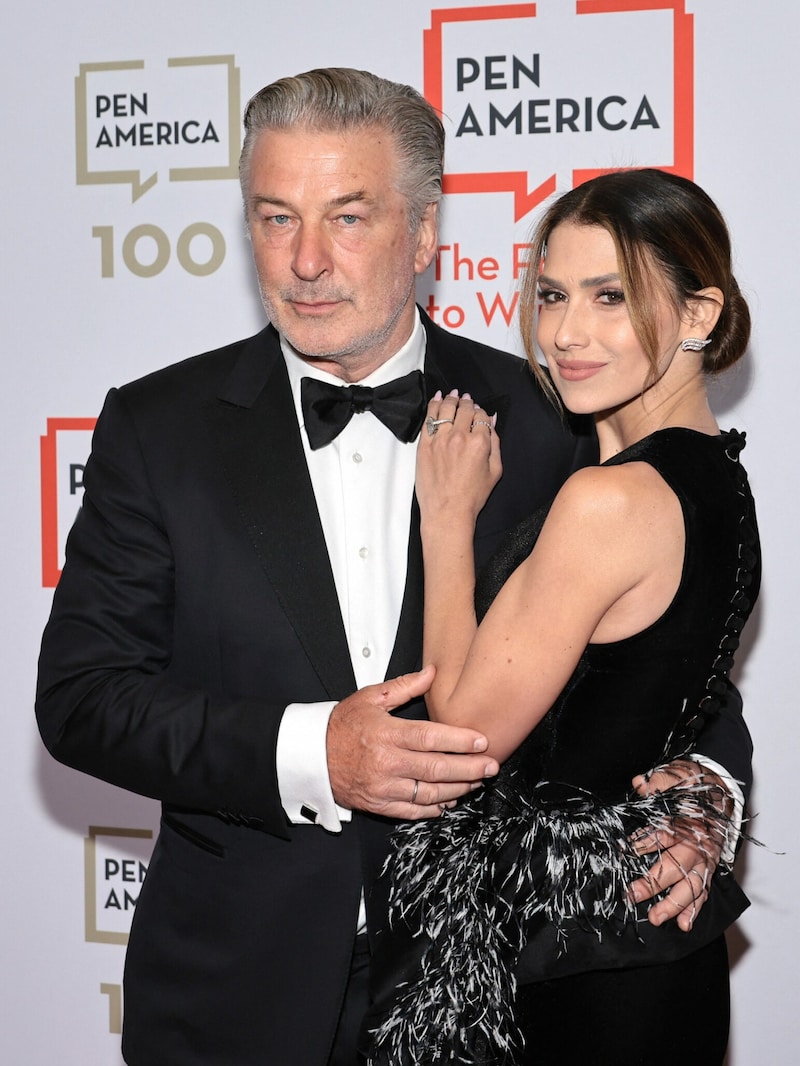 Alec Baldwin mit Ehefrau Hilaria Baldwin bei der „PEN American Literary“-Gala (Bild: APA/Getty Images via AFP/GETTY IMAGES/Jamie McCarthy)