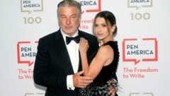 Alec Baldwin und Ehefrau Hilaria Baldwin bei der „PEN America Literary“- Gala im American Museum of Natural History (Bild: APA/AP Photo/Frank Franklin II)