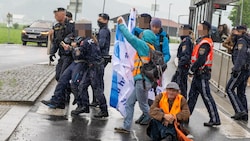 Viele der Klimaaktivisten, die in Tirol Straßen blockieren, sind gar keine Einheimischen. (Bild: zeitungsfoto.at)