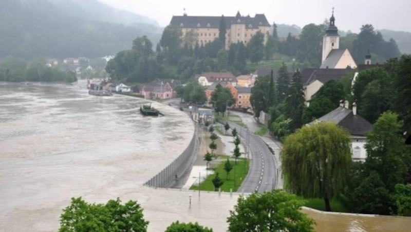 Mobiler Hochwasserschutz Grein am 4. Juni 2013 (Bild: Hasleder)