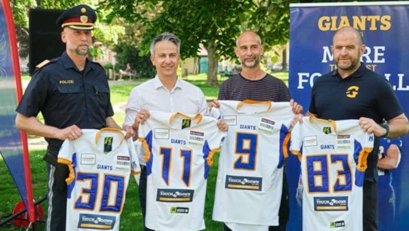 Stellten das Projekt vor: (v.l.n.r.) Thomas Heiland (Grazer Stadtpolizeikommandant), Kurt Hohensinner (Grazer Familienstadtrat), Nikolaus Reinberg (Wunderteam der Lebenshilfe), Christoph Kipperer (Sportlicher Leiter der Grazer Giants). (Bild: Sepp Pail)