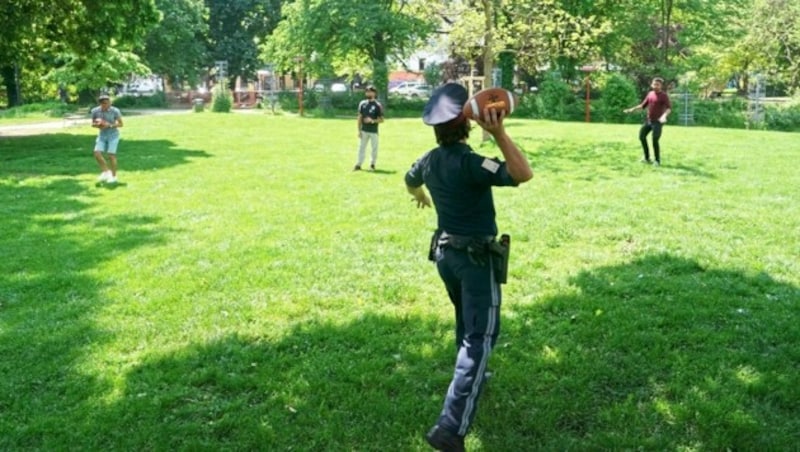 Schon beim Pressegespräch am Dienstag im Grazer Volksgarten fanden sich viele Interessierte für American Football. (Bild: Sepp Pail)