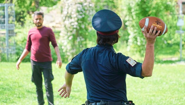 Die Stadt Graz und die Grazer Polizei will der steigenden Kriminalität bei Jugendlichen entgegenwirken: Gemeinsam mit dem Football-Team „Graz Giants“ werden ab sofort Trainings angeboten, bei denen die Polizisten selbst auch Bälle werfen werden. (Bild: Sepp Pail)