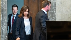 Sophie Karmasin auf dem Weg in den Gerichtssaal (Bild: APA/Georg Hochmuth)