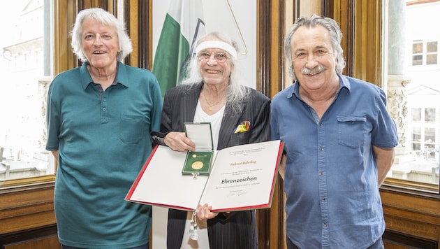 Günter Timischl (l.) und Gert Steinbäcker (r.) ließen sich die Ehrung von Schiffkowitz natürlich nicht entgehen. (Bild: Stadt Graz/Fischer)