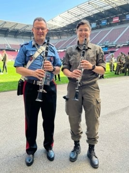 Carabinieri mit einer ÖBH-Musikerin. (Bild: Schwab Alexander)