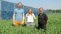 Die Wien-Energie- Experten Ernst Höckner und Julia Wenin mit BOKU-Professor Helmut Wagentristl im „Solar-Feld“ im 22. Bezirk. (Bild: Gerhard Bartel)