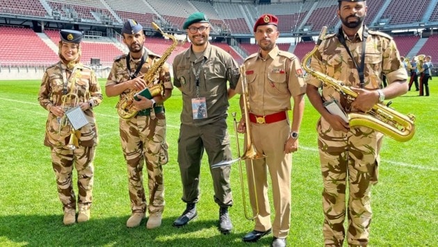 Zugsführer J.P. Platzer mit Musikern aus dem Oman. (Bild: Schwab Alexander)