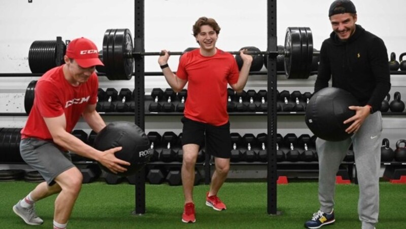 Marco Kasper (M.) trainiert mit den KAC-Cracks Clemens Unterweger (l.) und Fabian Hochegger. (Bild: F. Pessentheiner)