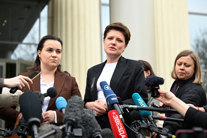 Tatjana Noschkina (mitte) vertritt den US-Journalisten. (Bild: AFP)