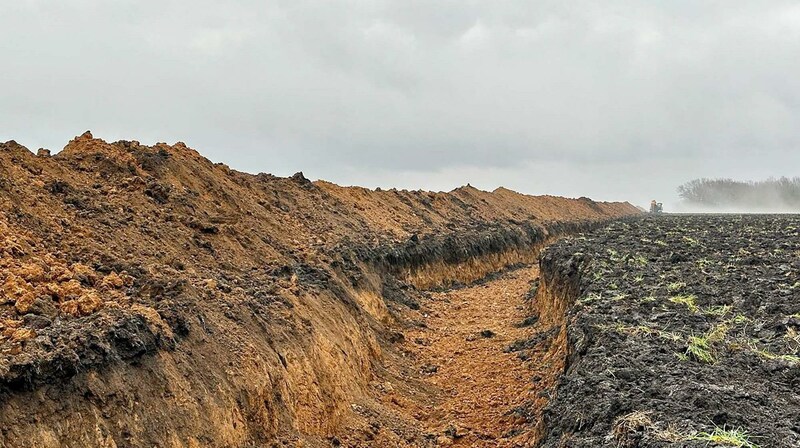 In der Grenzregion Belgorod haben die Russen Verteidigungsgräben ausgehoben. (Bild: AP)