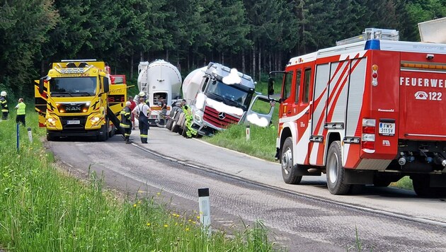 Ein LKW samt Sattelanhänger kam in Wieting bei einem Ausweichmanöver links von der Fahrbahn ab. (Bild: FF Wieting)