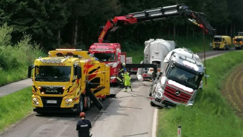 Erst nachdem die tonnenschwere Zementladung umgepumpt gewesen war, konnte der Lkw geborgen werden. (Bild: FF Wieting)
