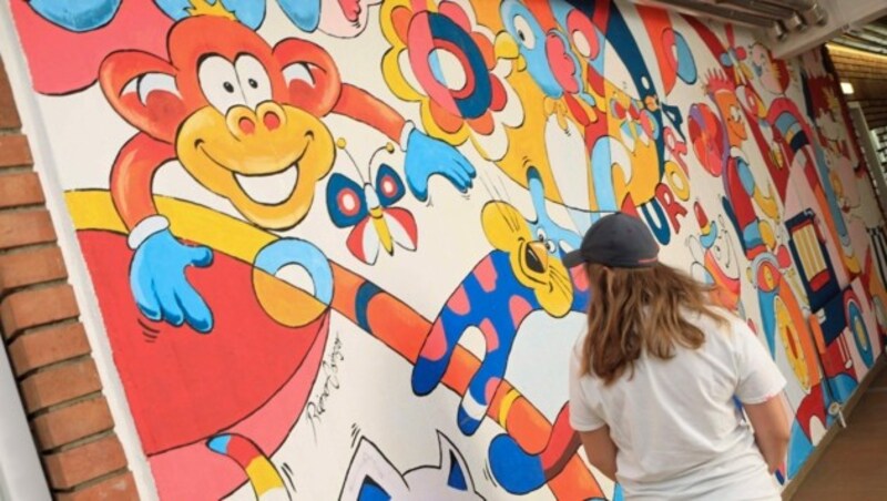 Durch die von Künstlern und von den Bewohnern selbst gestalteten Gänge laufen derzeit rund 100 Kinder und Jugendliche. (Bild: Rojsek-Wiedergut Uta)