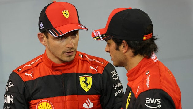 Für Ferrari-Pilot Carlos Sainz (re.) könnte es beim italienischen Traditionsrennstall eng werden. (Bild: APA/AFP/POOL/Giuseppe CACACE)