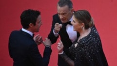 Was war da denn los? Tom Hanks und Rita Wilson gerieten in Cannes in eine heftige Diskussion mit einem Mitarbeiter. (Bild: APA/AFP/Antonin THUILLIER)