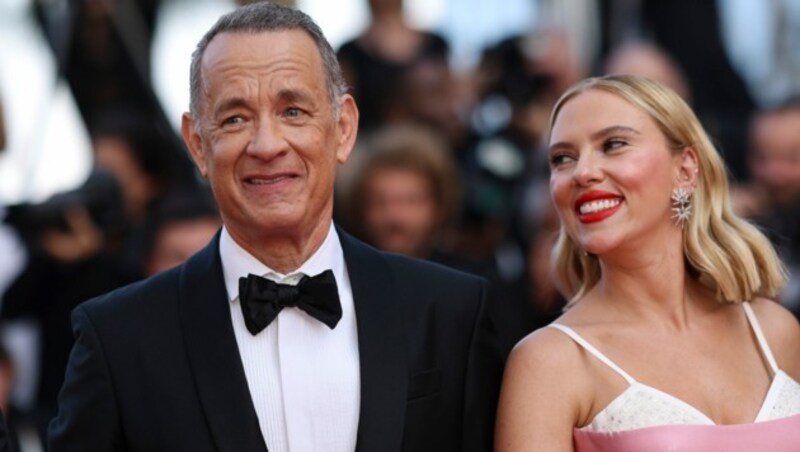 Tom Hanks mit Kollegin Scarlett Johansson (Bild: APA/Vianney Le Caer/Invision/AP)