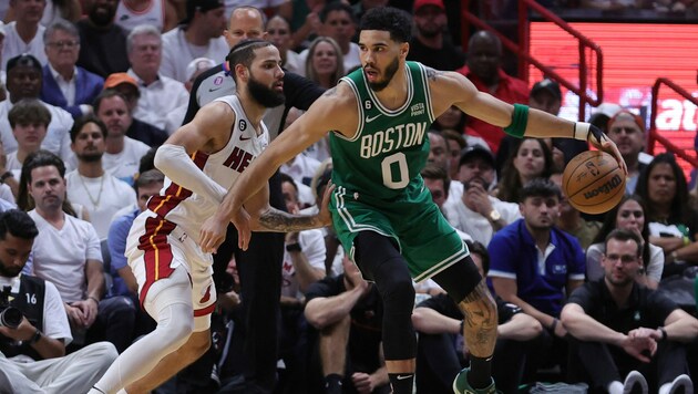 Jayson Tatum (r.) im Zweikampf mit Caleb Martin (Bild: AFP/GETTY IMAGES/Megan Briggs)
