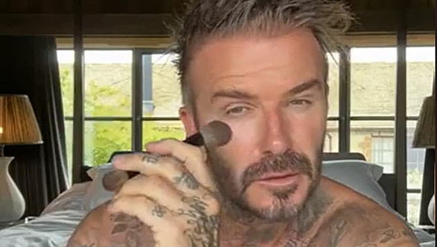 David Beckham zeigt, wie er sich schminkt. (Bild: www.tiktok.com/@victoriabeckham)