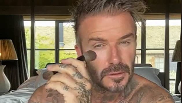David Beckham zeigt, wie er sich schminkt. (Bild: www.tiktok.com/@victoriabeckham)