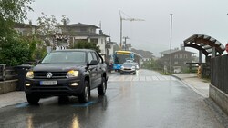 Auf der Hochfügener Landesstraße kam es Mittwochfrüh zum schrecklichen Unfall. (Bild: zoom.tirol)