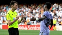 Vinicius Junior war gegen Valencia mit der Roten Karte bestraft worden. (Bild: APA/AFP/JOSE JORDAN)