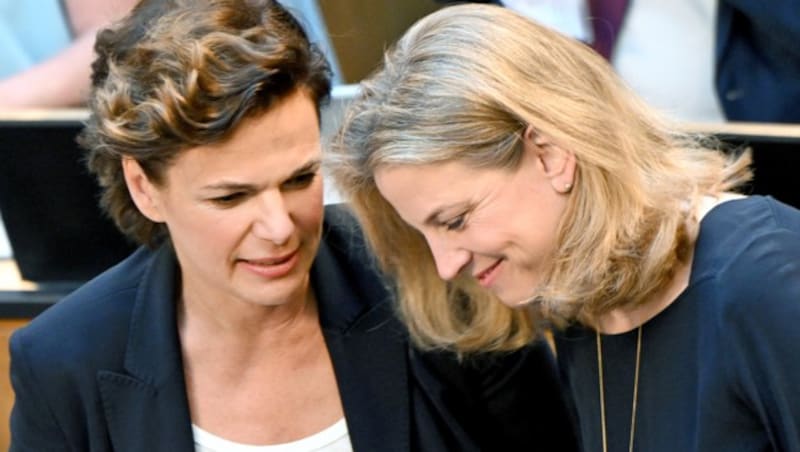 Gut gelaunt, aber den Medien gegenüber zugeknöpft: Rendi-Wagner (li.) am Mittwoch im Parlament mit NEOS-Chefin Beate Meinl-Reisinger (Bild: APA/ROLAND SCHLAGER)