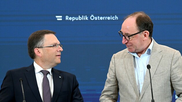ÖVP-Klubobmann August Wöginger und Sozialminister Johannes Rauch bei der Präsentation des zweiten Teils der Pflegereform (Bild: APA/ROLAND SCHLAGER)