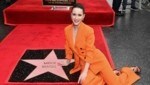 Schauspielerin von Rachel Brosnahan (32) posbei der Enthüllung des Sterns für Serien-Charakter Midge Maisel (Bild: APA/Getty Images via AFP/GETTY IMAGES/Alberto E. Rodriguez)